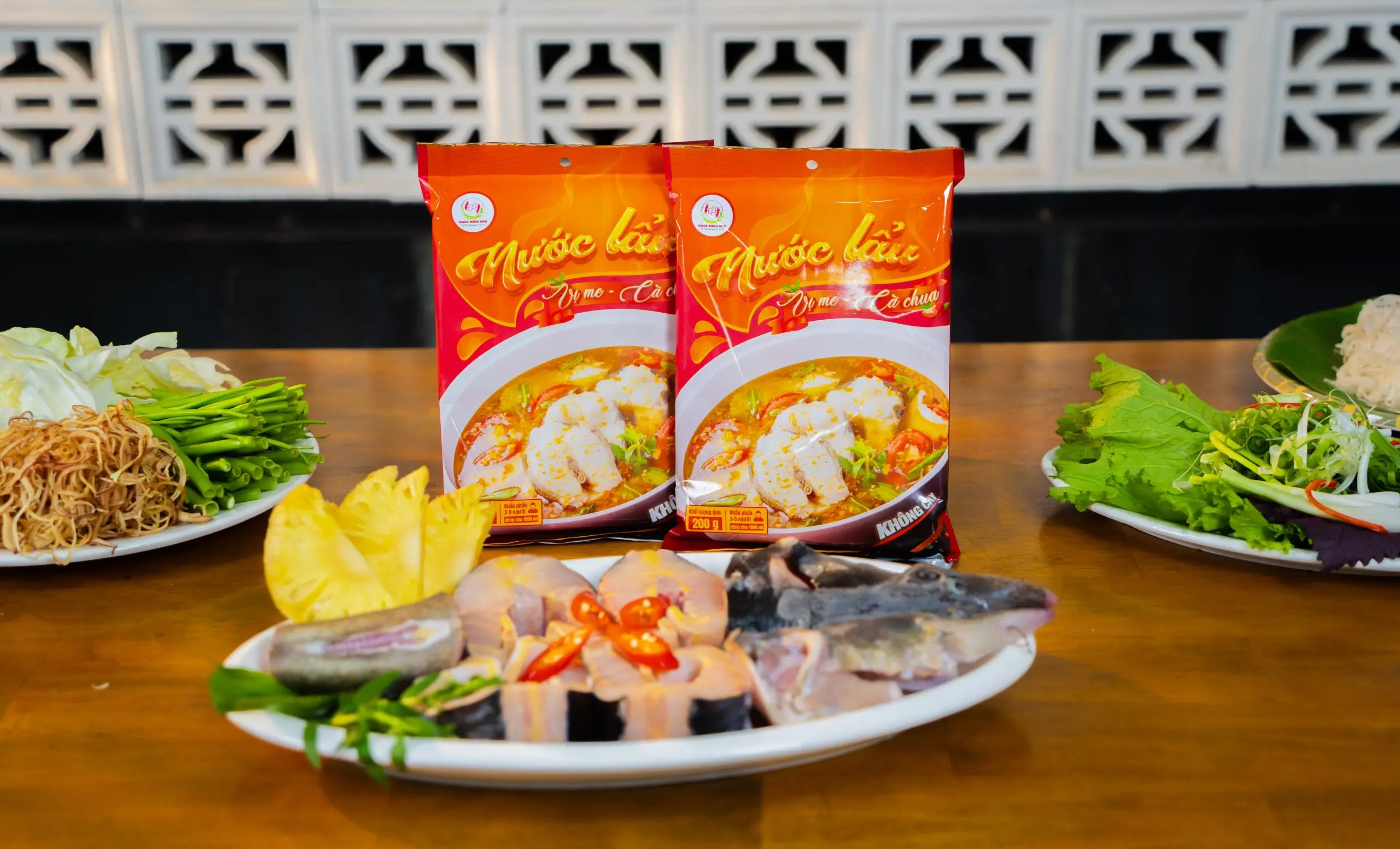 Nguyên liệu cá tầm tươi cùng gói nước lẩu chua cay và rau sống, chuẩn bị món lẩu cá tầm chua cay tại nhà