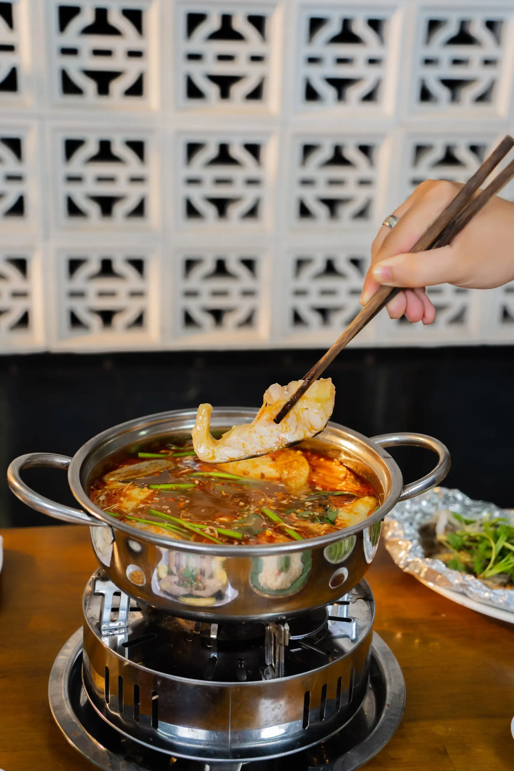 Nồi lẩu cá tầm chua cay chuẩn vị nhà hàng