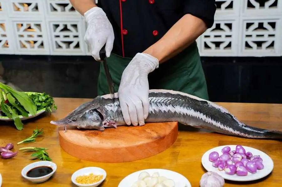 Đầu bếp chế biến món cá tầm Ngọc Minh Anh