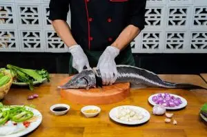 Đầu bếp trình bày món cá tầm Ngọc Minh Anh